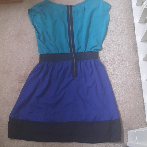 Color-block Dress - Picture 8 of 10